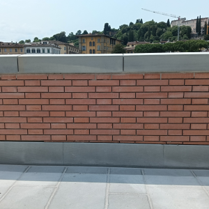 Doppie lastre rivestite in mattoni, argini del fiume Arno a Firenze.