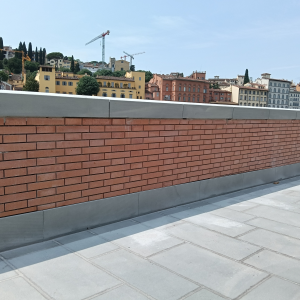 Doppie lastre rivestite in mattoni, argini del fiume Arno a Firenze